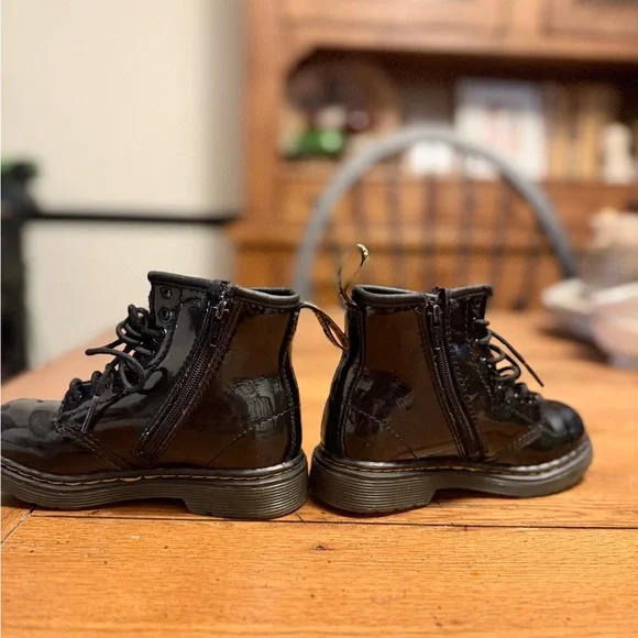 Dr. Martens Shiny Black Kids Boots size 10 - Picture 5 of 9